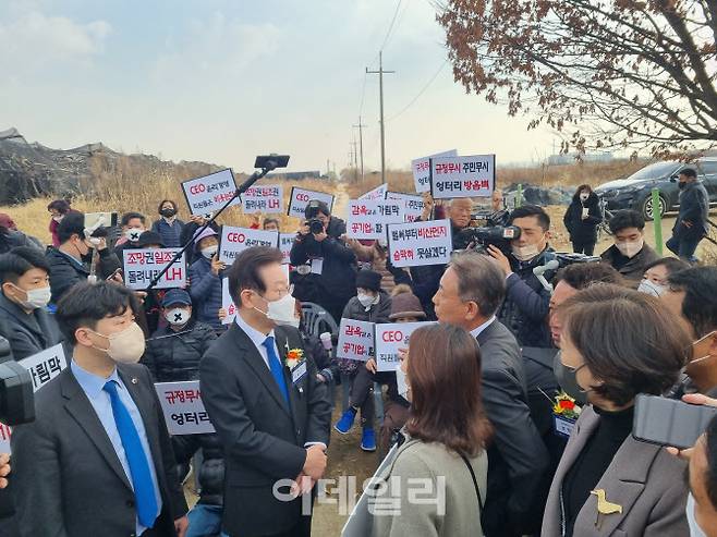 15일 인천계양지구 공사 현장 인근 아파트 주민들이 항의성 시위를 하며 이재명 대표에게 민원을 제기하고 있다.(사진=이데일리 하지나기자)