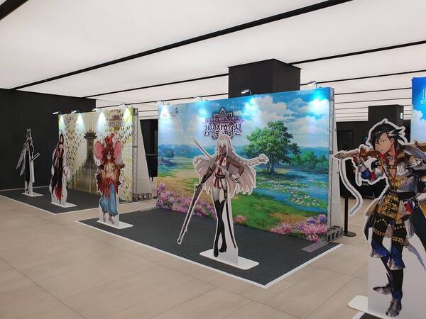 역대 페그오 업데이트 및 캐릭터가 함께 전시되어 있다&nbsp;