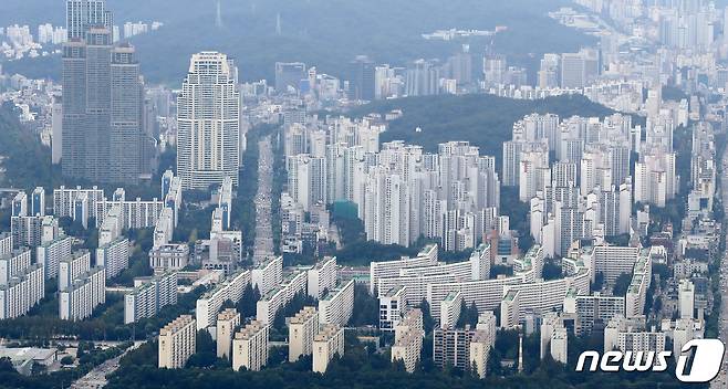 서울 송파구 롯데월드타워 서울스카이에서 바라본 서울 강남구의 아파트 단지. 2022.9.13/뉴스1 ⓒ News1 구윤성 기자