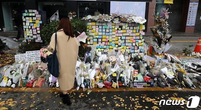 13일 오전 서울 용산구 이태원역 1번 출구에 마련된 이태원 참사 희생자 추모공간에서 시민들이 희생자를 애도하고 있다. 2022.11.13/뉴스1 ⓒ News1 김진환 기자