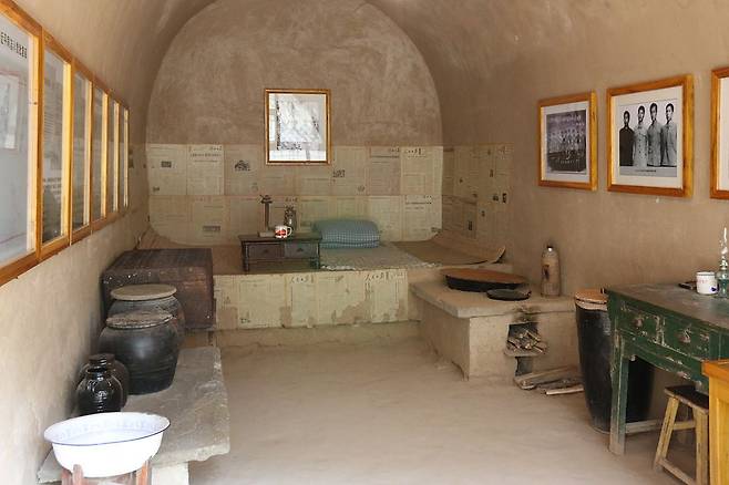 시진핑이 산시성 옌안시 옌촨(延川)현의 산골 마을인 량자허(梁家河)촌에서 살았던 토굴 내부 모습/조선일보DB