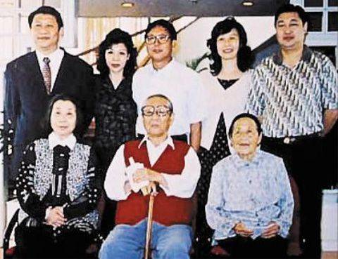 2011년 <위키리크스>를 통해 공개된 시진핑 총서기의 가족사진. 사진은 1997년 촬영됐다. 앞줄 왼쪽부터 시 부주석의 어머니 치신, 아버지 시중쉰, 고모 시둥잉. 뒷줄 왼쪽부터 시진핑, 둘째 누나 치안안, 한 사람 건너서 큰 누나 치차오차오, 남동생 시위안핑/조선일보DB