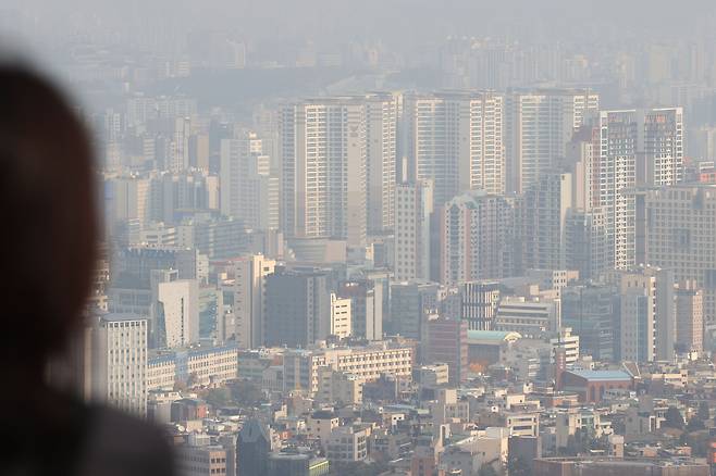 사진은 지난 14일 남산에서 내려다 본 서울 아파트./연합뉴스