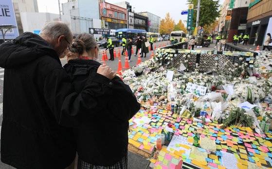 3일 오전 서울 용산구 이태원역 1번출구에 마련된 '이태원 압사 참사' 희생자 추모공간에서 외국인들이 장송곡을 부르며 희생자들을 추모하고 있다. 뉴스1