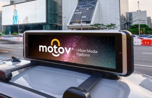 한 택시가 모토브의 택시탑 미디어 광고판을 매달고 운행중이다. 모토브는 서울에서 약 2020여 대의 택시에 미디어탑을 설치한 것으로 알려졌다. 모토브 제공