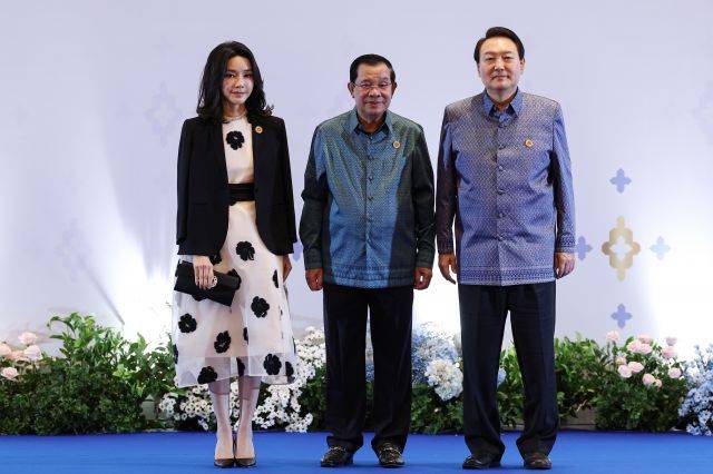 윤석열 대통령과 김건희 여사가 12일 오후(현지시간) 캄보디아 프놈펜 쯔노이짱바 국제 컨벤션센터에서 훈센 총리와 기념촬영을 하고 있다. 연합뉴스