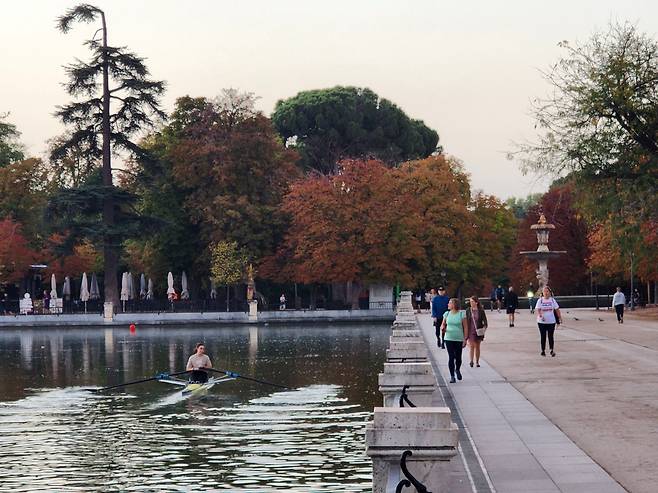 레티로 호수변에 아침이 밝으면 출근객, 조깅객, 수상스포츠선수 등 다양한 군상들의 모습이 보인다.