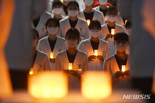 [수원=뉴시스] 김종택 기자 = 아주대학교 간호대학 학생들이 15일 오후 경기도 수원시 아주대 강당에서 나이팅게일 선서식을 하고 있다. 이날 선서식에는 24대 나이팅게일로 선출된 간호대학 77명이 '전문간호인으로서 인간의 생명을 존중하고 간호 받는 환우들의 안녕을 위해 헌신할 것'을 다짐했다. 2022.11.15. jtk@newsis.com