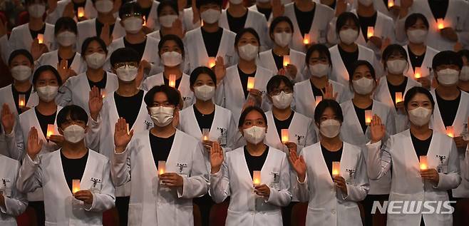 [수원=뉴시스] 김종택 기자 = 아주대학교 간호대학 학생들이 15일 오후 경기도 수원시 아주대 강당에서 나이팅게일 선서식을 하고 있다. 이날 선서식에는 24대 나이팅게일로 선출된 간호대학 77명이 '전문간호인으로서 인간의 생명을 존중하고 간호 받는 환우들의 안녕을 위해 헌신할 것'을 다짐했다. 2022.11.15. jtk@newsis.com