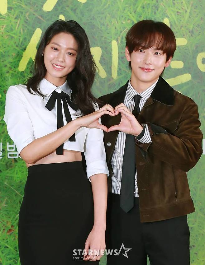 배우 임시완, 설현이 15일 오후 서울 마포구 상암동 스탠포드호텔에서 진행된 지니TV 오리지널 '아무것도 하고 싶지 않아' 제작발표회에 참석해 포즈를 취하고 있다.  인생 파업을 선언한 자발적 백수 ‘여름’과 삶이 물음표인 도서관 사서 ‘대범’, 일상에 지친 우리를 위로해 줄 두 청춘의 쉼표 찾기 프로젝트 '아무것도 하고 싶지 않아'는 오는 21일 공개된다. /2022.11.15 /사진=이동훈 기자 photoguy@