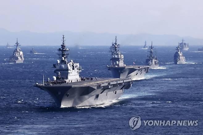 국제관함식에서 항행하는 일본 호위함 이즈모 (도쿄 교도=연합뉴스) 일본 해상자위대 주최로 6일 가나가와현 사가미만에서 열린 국제관함식에서 일본 호위함 이즈모(맨 앞) 등 참가국 함정이 항행하고 있다. 2022.11.6 photo@yna.co.kr