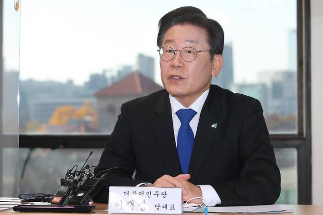 이재명 더불어민주당 대표가 16일 오후 서울 중구 중앙서민금융통합지원센터에서 열린 서민금융 위기 대책 마련 현장 간담회에서 인사말을 하고 있다. (사진= 뉴시스)