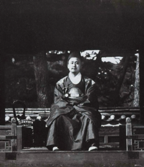 미국인 퍼시벌 로웰이 1884년에 창덕궁 농수정에서 찍은 고종 생애 첫 사진 [사진=퍼시벌 로웰/저작권 소멸에 따른 퍼블릭도메인]