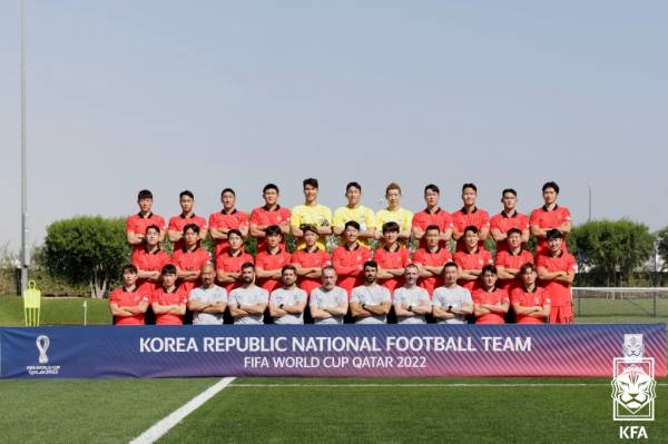 16일(현지시간) 카타르 도하 알에글라 트레이닝 센터에서 단체사진 촬영을 하는 대한민국 축구대표팀의 모습. 사진｜KFA 제공