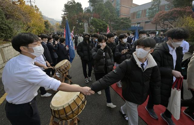 2023학년도 대학수학능력시험을 하루 앞둔 16일 서울 용산구 용산고등학교에서 장행식(壯行式)이 열려 1·2학년 후배들과 교사들이 예비소집을 위해 학교를 떠나는 수험생들을 응원하고 있다. 하상윤 기자