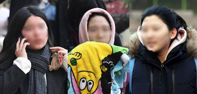 평균 기온이 10.5도였던 2019학년도 수능일인 2018년 11월 15일. 목도리, 담요, 털 후드 등으로 추위를 대비한 수험생들이 수능을 마치고 서울 중구 정동 이화외고 교정을 나서고 있다. 고영권 기자