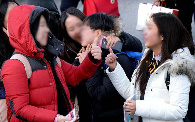 2015학년도 대학수학능력시험일인 2014년 11월 13일. 패딩 점퍼를 입은 수험생들이 풍문여고 앞에서 서로를 격려하고 있다. 왕태석 기자