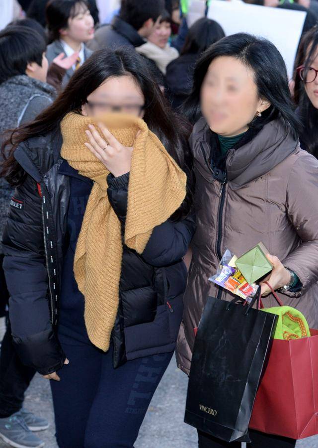 2015학년도 대학수학능력시험일인 2014년 11월 13일 오전. 서울 종로 풍문여고에서 한 수험생이 목도리로 입을 막고 어머니의 배웅을 받으며 고사장으로 향하고 있다. 홍인기 기자