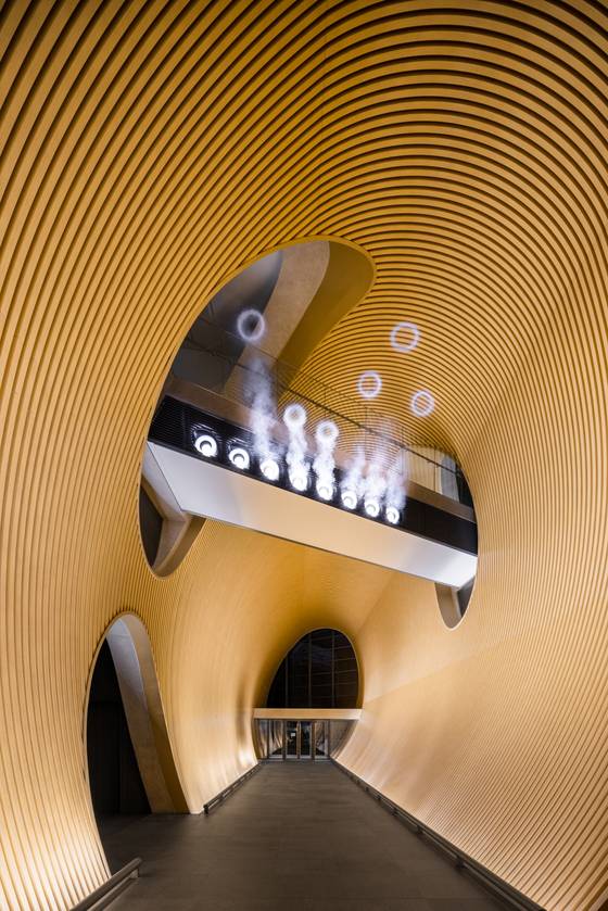 예술과 기술을 촉매하는 공간 ‘튜브’. 브릿지에서 스튜디오 스와인의 ‘포그 캐논’이 뿜어져 나온다. [사진 LG아트센터 서울]