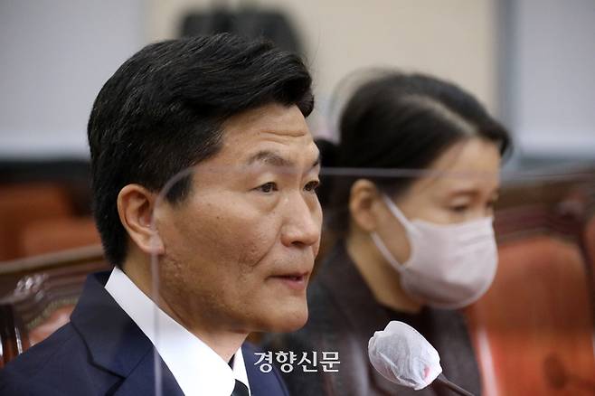 이임재 전 용산서장(왼쪽)이 16일 서울 여의도 국회 행안위 현안질의에 참석해 이태원 핼러윈 참사 관련 질문에 답변하고 있다. 옆에는 당시 서울청 상황관리관 류미진 총경./박민규 선임기자