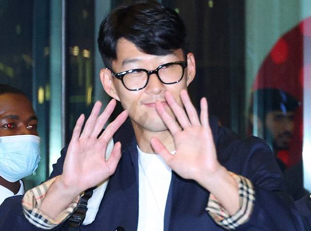 2022 카타르 월드컵 대한민국 축구대표팀 손흥민이 16일(현지시간) 카타르 도하 하마드 국제공항을 통해 입국해 공항 건물을 나서고 있다. 연합뉴스