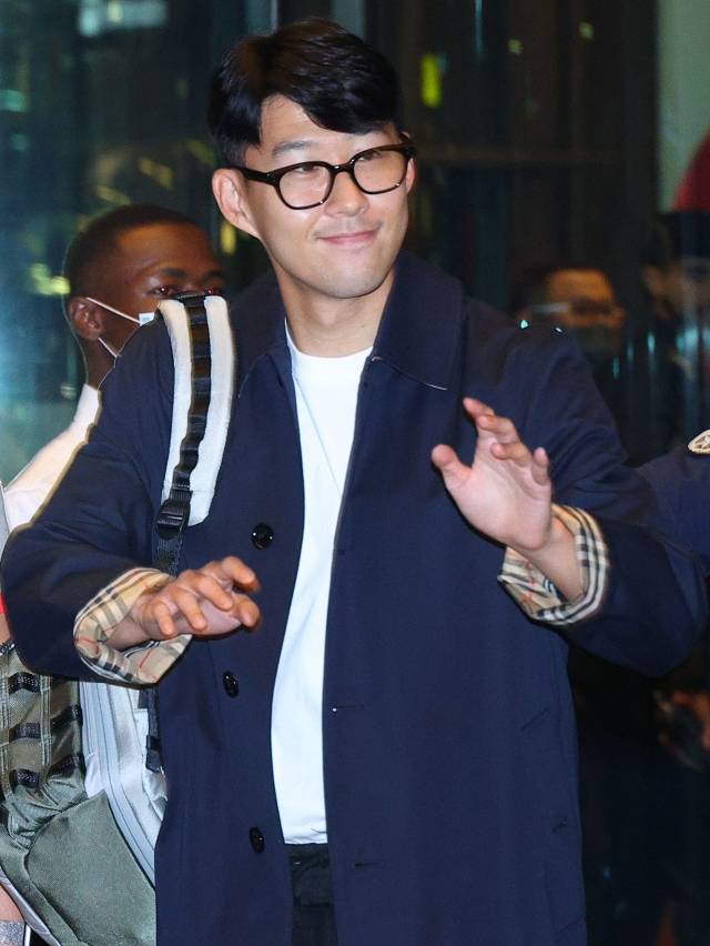 2022 카타르 월드컵 대한민국 축구대표팀 손흥민이 16일(현지시간) 카타르 도하 하마드 국제공항을 통해 입국해 공항 건물을 나서고 있다. 연합뉴스