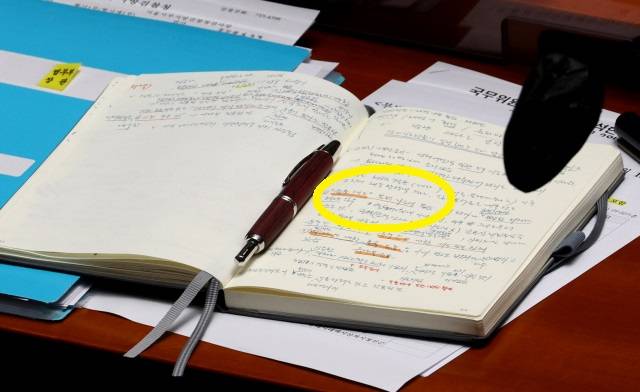 15일 오후 국회 예산결산특별위원회 비경제부처 부별 심사에 출석한 한동훈 법무부 장관의 수첩에 '이태원 참사' 희생자 명단 공개 관련 답변 등이 빽빽하게 적혀있다. 한 장관은 전날 일부 온라인 매체가 '이태원 참사' 희생자 명단을 공개한 것과 관련, "유족과 피해자 의사에 반하는 무단공개는 법적으로 큰 문제가 있다"고 밝혔다. [연합]