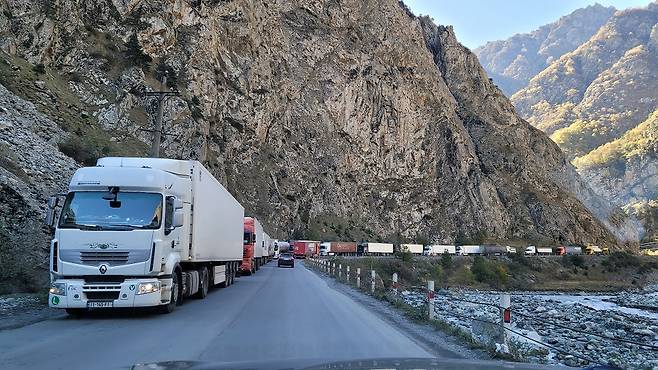 국경 부근의 화물차들이 수십킬로미터씩 줄지어 있다.