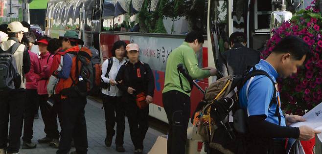 등산객들이 산악회 버스에 탑승하고 있다. 사진은 기사 내용과 관계없음. 사진 조선일보DB.  
