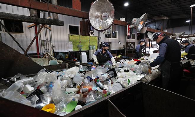 플라스틱 폐기물 선별업체인 알엠 오산공장의 한 직원이 플라스틱 폐기물을 종류별로 선별하는 작업을 하고 있다. 허정호 선임기자