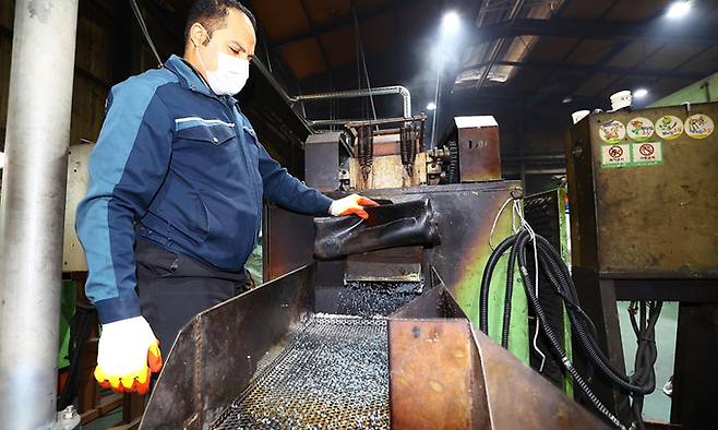 플라스틱 폐기물로 재생원료를 생산하는 재활용업체 대명리싸이클링에서 폐플라스틱 조각이 재생원료로 뽑혀 나오는 모습.&nbsp;남제현 선임기자