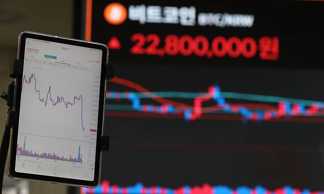 암호화폐거래소인 FTX 파산 여파가 계속되는 가운데 15일 서울 서초구 빗썸 고객지원센터 전광판에 비트코인 등 가상화폐 시세가 나오고 있다. 뉴시스