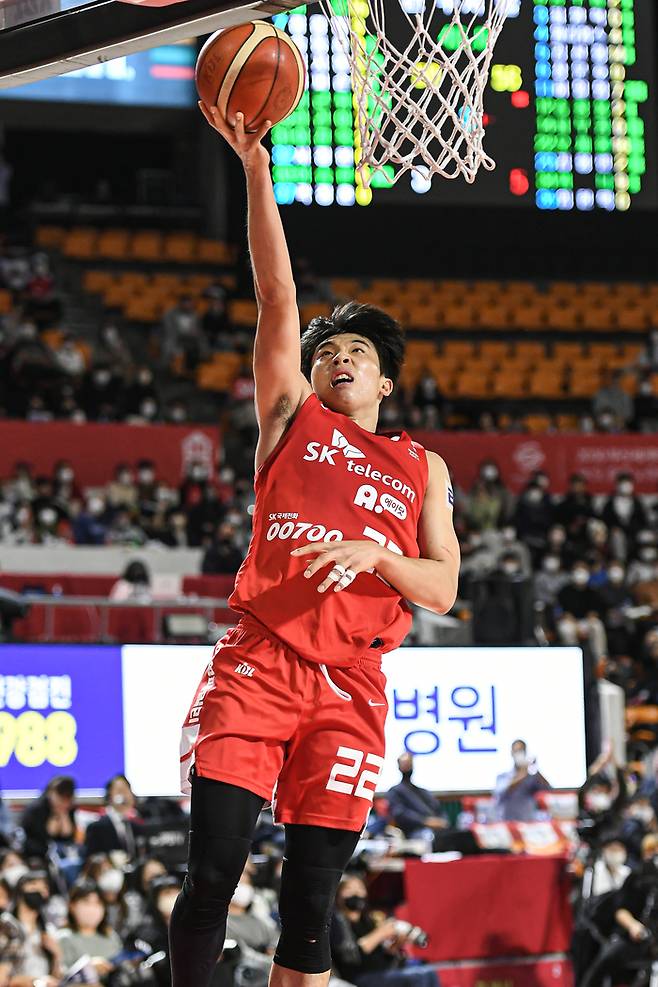 SK 오재현이 16일 KCC전에서 레이업슛을 넣고 있다. KBL 제공