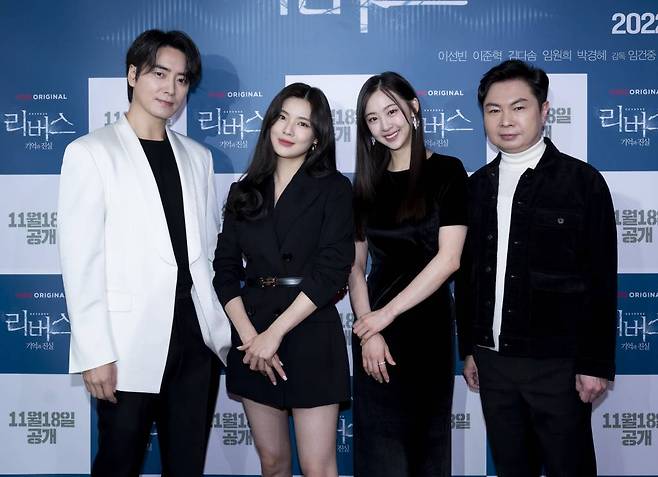 배우 이준혁, 이선빈, 김다솜, 임원희가 16일 오전 온라인 생중계로 진행된 네이버 오디오 무비 '리버스' 제작발표회에 참석해 포즈를 취하고 있다.  의문의 별장 폭발 사고와 함께 기억을 잃은 '묘진'(이선빈)과 그녀의 헌신적인 피앙세이자 서광그룹 차기 회장 '준호'(이준혁)가 폭발 사고의 충격적인 진실을 마주하며 벌어지는 미스터리 스릴러 '리버스'는 오는 18일 공개된다. /사진제공=무비스카이 2022.11.16 /사진=이동훈 기자 photoguy@