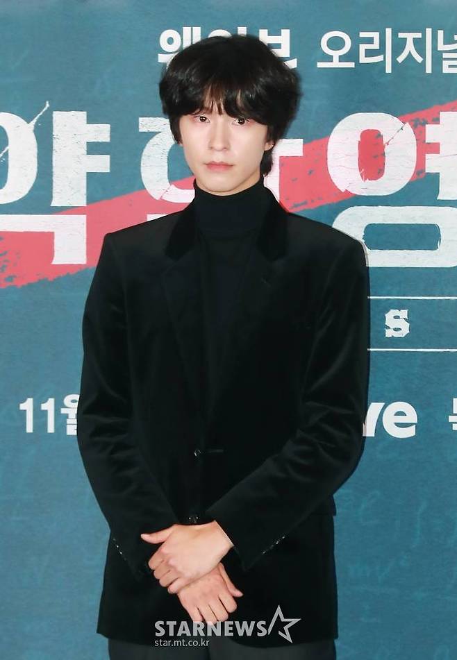 배우 홍경이 16일 오후 서울 CGV용산아이파크몰에서 진행된 웨이브 오리지널 '약한영웅 Class 1' 시사간담회에 참석해 포즈를 취하고 있다.  상위 1% 모범생 연시은이 처음으로 친구가 된 수호, 범석과 함께 수많은 폭력에 맞서나가는 과정을 그린 약한 소년의 강한 액션 성장 드라마 '약한영웅 Class 1'은 오는 18일 공개된다. /2022.11.16 /사진=이동훈 기자 photoguy@