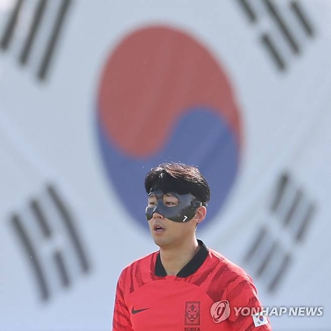 대한민국 국가대표 캡틴 손흥민 (도하=연합뉴스) 임헌정 기자 = 2022 카타르 월드컵에 출전하는 대한민국 축구 국가대표팀의 손흥민이 16일 오전(현지시간) 카타르 도하의 알에글라 훈련장에서 안면 보호대를 착용한 채로 훈련에 임하고 있다. 2022.11.16 kane@yna.co.kr