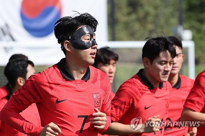 안면보호대 착용한 손흥민 (도하=연합뉴스) 임헌정 기자 = 2022 카타르 월드컵에 출전하는 대한민국 축구 국가대표팀의 손흥민이 16일 오전(현지시간) 카타르 도하의 알에글라 훈련장에서 안면 보호대를 착용한 채로 훈련에 임하고 있다. 2022.11.16 kane@yna.co.kr