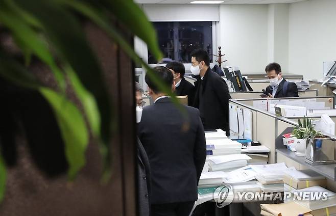 검찰, 국회 노웅래 의원 사무실 압수수색 대기 (서울=연합뉴스) 하사헌 기자 = 검찰 관계자들이 16일 더불어민주당 노웅래 의원의 서울 여의도 국회 의원회관 사무실에서 뇌물수수·정치자금법 위반 등 혐의로 압수수색을 하기 위해 대기하고 있다. 2022.11.16 toadboy@yna.co.kr