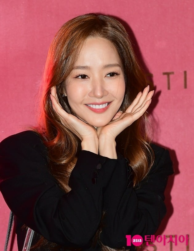 Actor Park Min-young made his first public appearance after Breakup with former Couple Kang Jong-hyun, who is suspected of combsum laughing Yuju, showing off his unique loveliness and dignity with hand hearts and calyxes as if he was not aware of the controversy at all.Park Min-young, who always had a clear smile. However, there was no explanation for the suspicion.Park Min-young attended the event commemorating the launch of the J-Estina Holiday Collection held at a venue in Gangnam-gu, Seoul on the afternoon of the 16th.Park Min-young, who appeared in the event with a bright smile, responded effortlessly to the reporters requests for various poses. He greeted politely at 90 degrees and did not forget to say goodbye to his fans.The reason why Park Min-young attended the event was because of his first official appearance after Couple and Breakup Yi Gi.In September, Park Min-young was found to be in love with businessman Kang Jong-hyun, who is suspected of combsum laughing Yuju, for over a year.The problem is that the opponent is known to have been sentenced to two and a half years in prison and three years in prison for forgery and fraud.In addition, Kang Jong-hyun has raised suspicions about the source of 23 billion won in funds related to the combsum and the three laughing Yuju of KOSDAQ listed companies.It was also revealed that Park Min-youngs son was listed as Outside Director of Vaiogen, one of Kang Jong-hyuns companies.Park Min-young, whose image was hit by a romance rumour, rushed Breakup with Boyfriend just one day after the report.HOOK ENTERTAINMENT, a subsidiary company, said two days after the romance rumor broke out, Park Min-young is now separated from the romance rumor opponent.It is not true that Park Min-young received a lot of money from his romance rumor opponent. My sister, Parko, also told Vaiogen that he would resign as an outside director.However, the controversy surrounding Park Min-young and his former Couple continues. It was reported that the police seized the Park Min-young agency HOOK ENTERTAINMENT on the 10th.It is very unusual for the police to confiscate entertainment companies because of Yi Gi.Above all, HOOK ENTERTAINMENT is a subsidiary of Green Snake Media led by Won Young-sik, and Yi Gi, who has a close relationship with Kang Jong-hyun, is suggesting that his investigation has spread to HOOK ENTERTAINMENT.SBS entertainment news media reported that some executives were involved in the embezzlement of the background of the seizure.Park Min-young, who has been in Kang Jong-hyuns handshake, but still has a tag on him.Even if Park Min-young did not know about the reality of the former Couple, he could not escape completely because he was deep enough to come and go between the houses.Park Min-young, who was busy avoiding controversy without conducting an interview with the drama Monthly Gold and Mokto End. However, he kept his righteousness with the advertiser, and he was not conscious of the controversy at all.As it is a photocall event, it does not seem to have made any separate remarks, but it is regrettable to keep silent in the ongoing controversy.