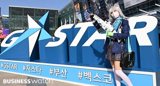 17일 부산 해운대구 우동 벡스코에서 열린 국제게임전시회 '지스타 2022'에 참석한 한 관람객이 코스프레 복장으로 포즈를 취하고 있다./부산=이명근 기자 qwe123@