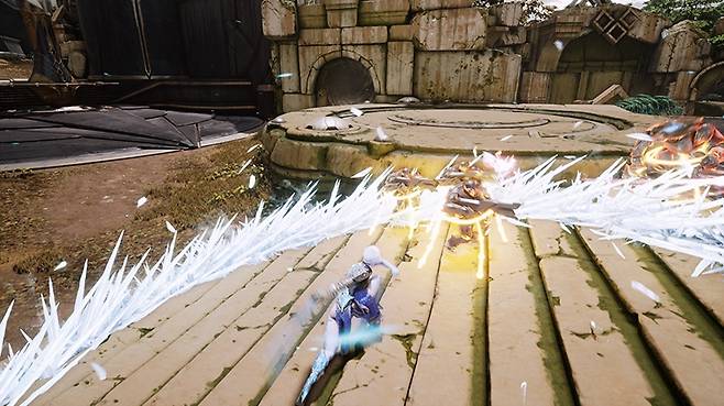 광역 속박 효과를 지닌 오로라의  E스킬 사용 장면.