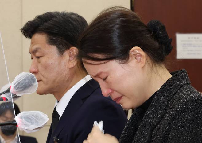 눈물 흘리는 전 서울경찰청 인사교육과장 (사진=연합뉴스)