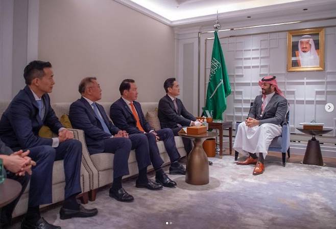 빈 살만 사우디 왕세자와 (오른쪽부터) 이재용 삼성전자 회장, 최태원 SK그룹 회장, 정의선 현대차그룹 회장, 김동관 한화솔루션 부회장 차담회 (사진=사우디 프레스 에이전시 인스타그램)