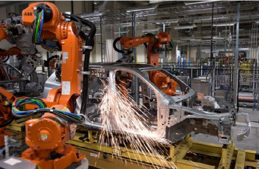 스웨덴 예테보리에 위치한 토슬란다 차체 공장 사진. 자동 로봇들이 강판된 부위들을 용접해 차체를 완성하고 있다. (사진=볼보자동차 제공)