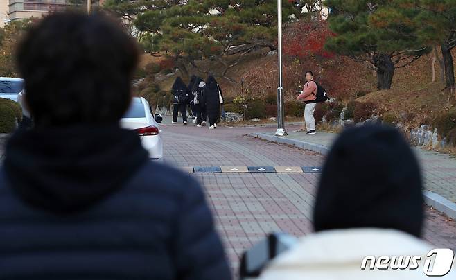 2023학년도 대학수학능력시험일인 17일 전북 전주시 전주사대부고 앞에서 학부모들이 시험장으로 향하는 자녀를 바라보고 있다. 2022.11.17/뉴스1 ⓒ News1 유경석 기자
