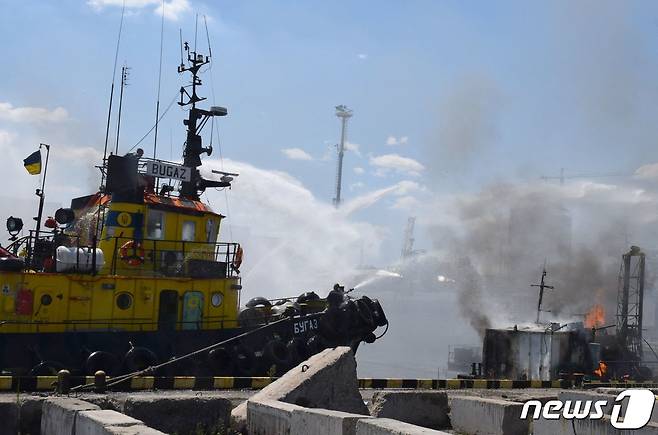 우크라이나 오데사 항에서 러시아 군의 미사일 포격을 받아 불에 타는 보트서 화염과 연기가 솟아오르고 있다. ⓒ AFP=뉴스1 ⓒ News1 우동명 기자