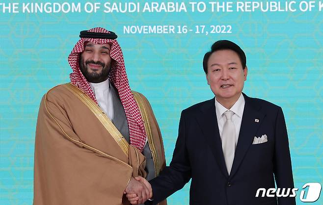 윤석열 대통령이 17일 서울 용산구 한남동 대통령 관저에서 열린 무함마드 빈 살만 사우디아라비아 왕세자 겸 총리와의 회담에서 기념 촬영을 하고 있다. (대통령실 제공) 2022.11.17/뉴스1 ⓒ News1 오대일 기자