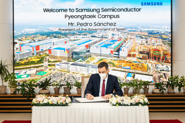페드로 산체스 스페인 총리가 17일 경기 평택시 삼성전자 평택캠퍼스에서 방명록을 쓰고 있다.(사진=주한스페인대사관)