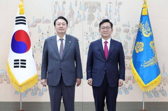 기념촬영하는 윤석열 대통령과 석동현 민주평화통일자문회의 사무처장 [이미지출처=연합뉴스]