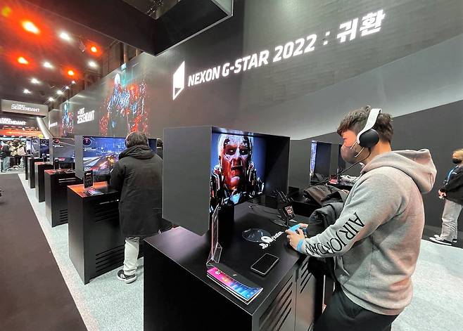 지스타 2022 넥슨 부스에서 관람객이 게임을 체험하는 모습. /윤진우 기자